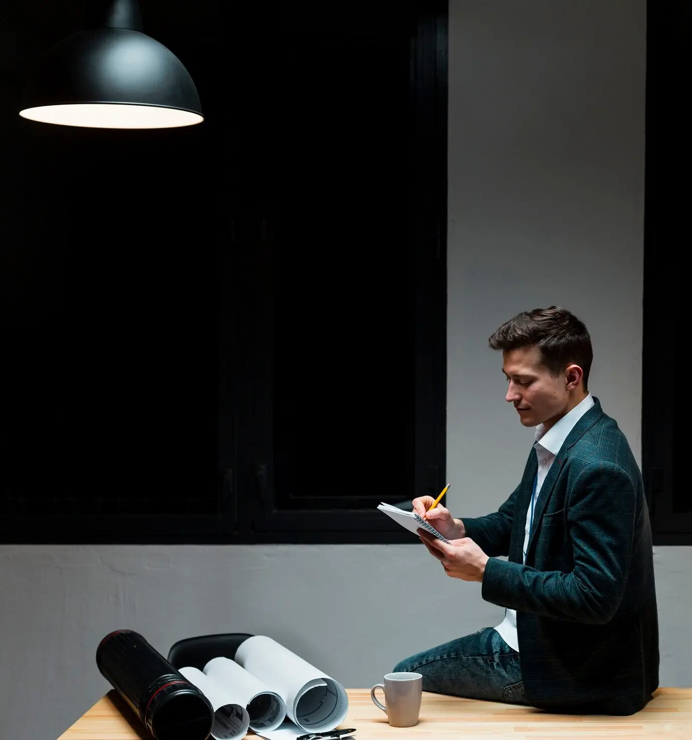 Junger Unternehmer nachts bei der Arbeit.