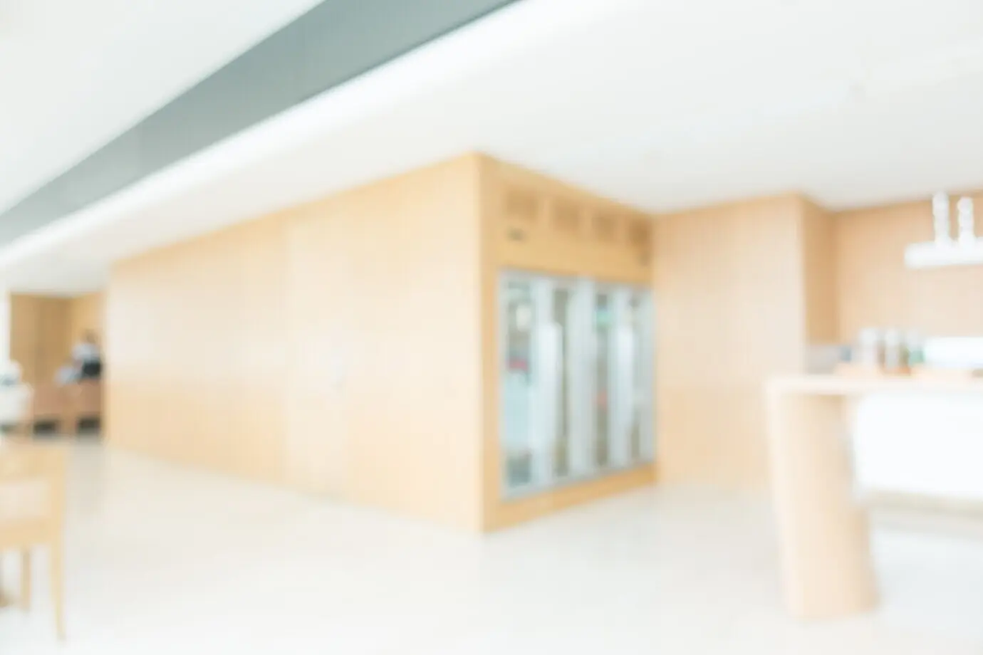 Unscharfes Café mit Holzwänden